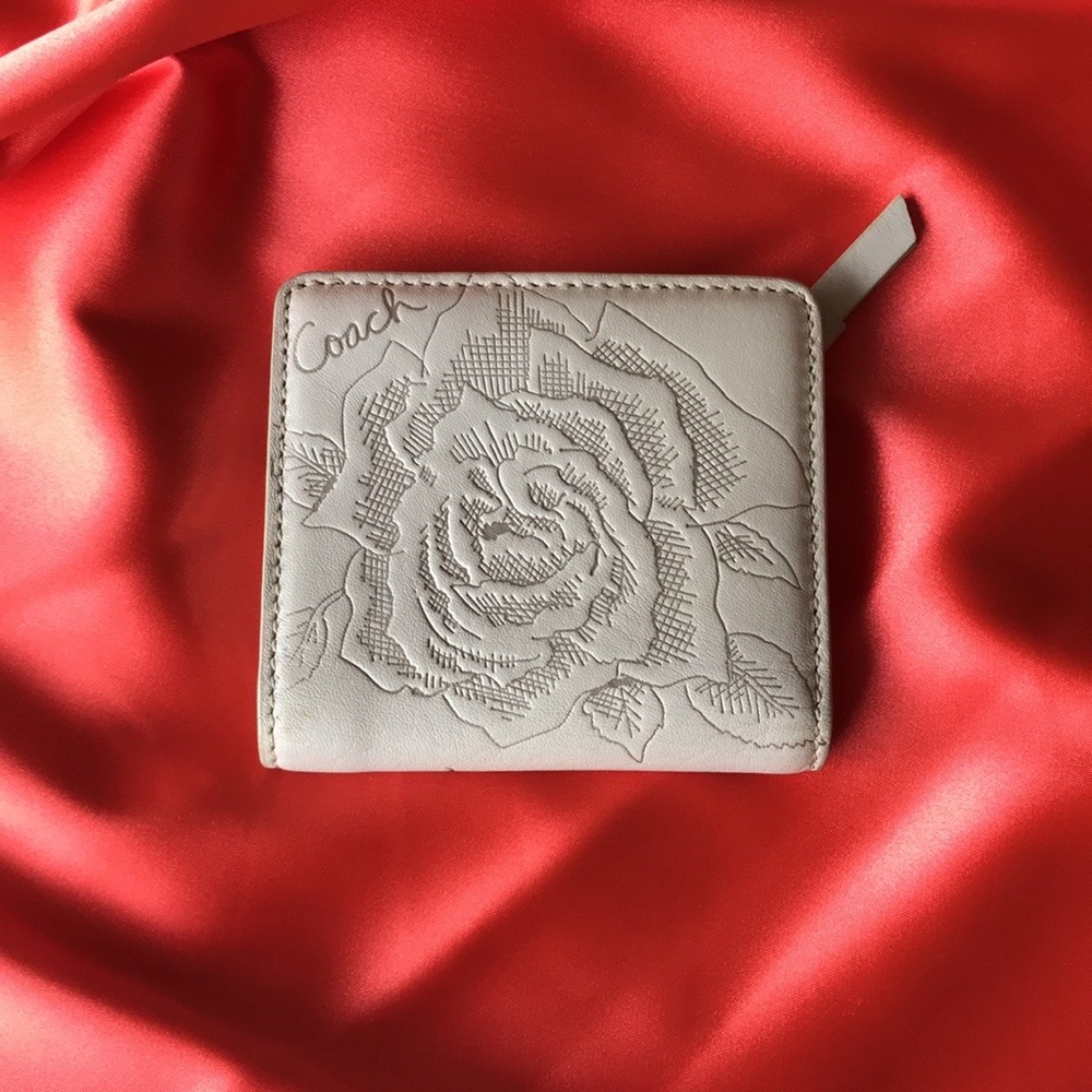 Coach Metallic Rose Embossed Leather Compact Wallet, Rare 2000’s - Picture 14 of 16